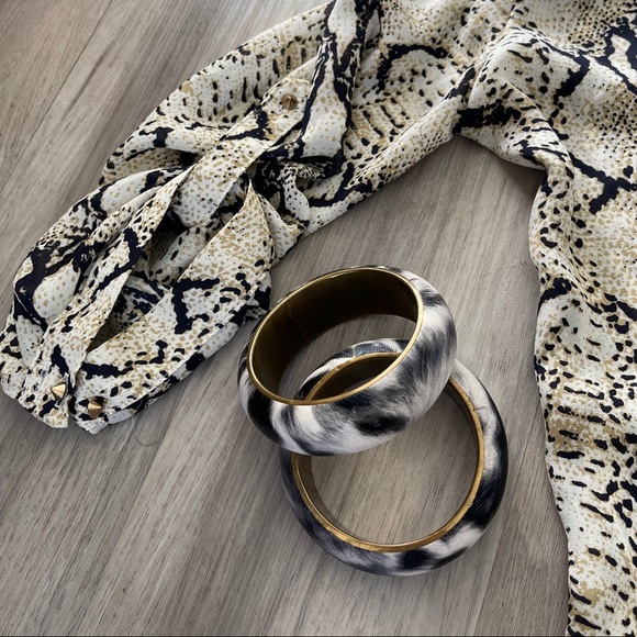 ✴️3 for $15✴️ Set of 2 Bangle Bracelets - Picture 6 of 13